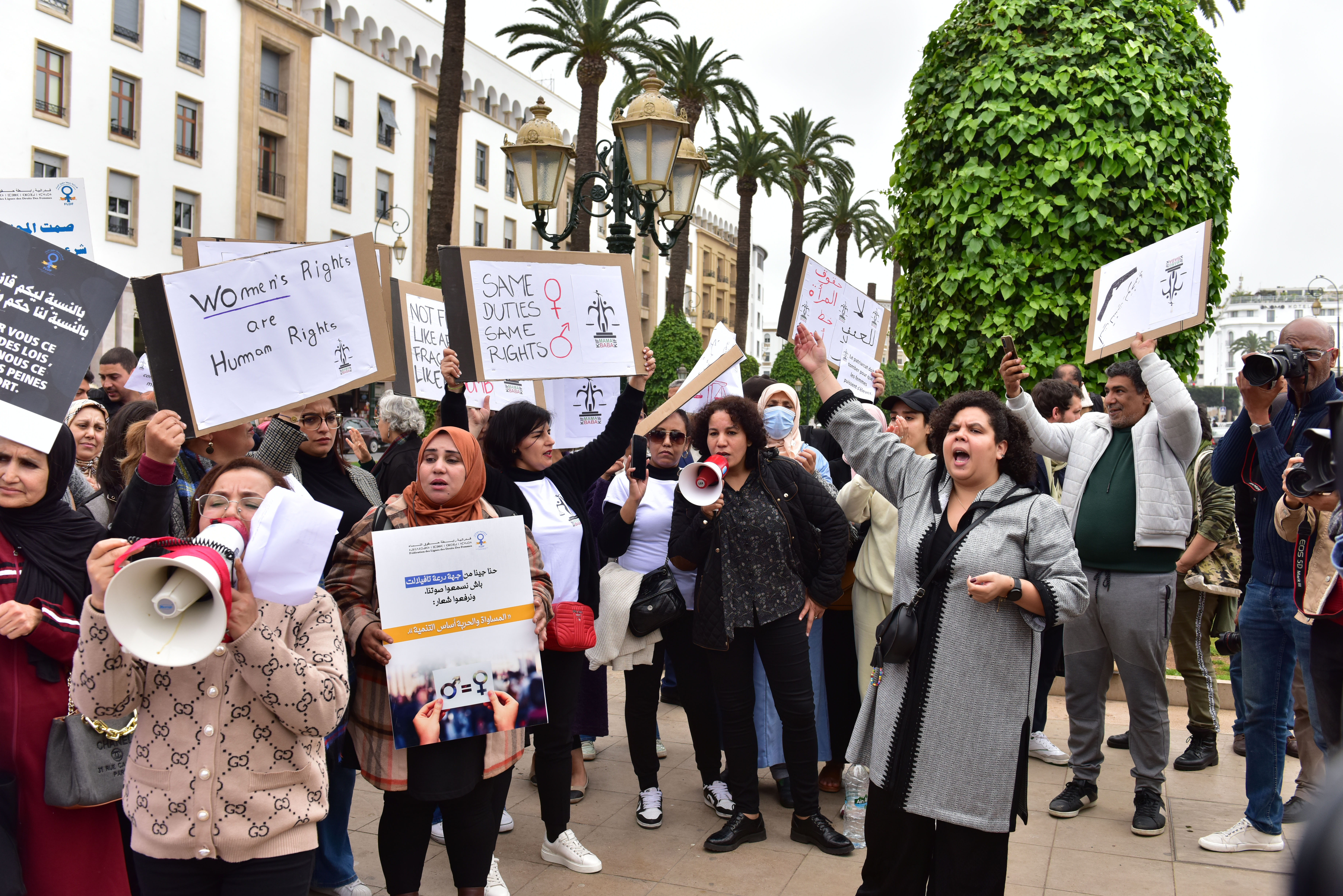 Frauen versammeln sich anlässlich des Internationalen Frauentags in Rabat, Marokko