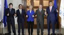 Von links: Der argentinische Präsident Javier Milei, der uruguayische Präsident Luis Lacalle Pou, die Präsidentin der Europäischen Kommission Ursula von der Leyen, der brasilianische Präsident Luiz Inacio Lula da Silva und der paraguayische Präsident Santiago Pena posieren für ein Foto während des Mercosur-Gipfels in Montevideo, Uruguay,