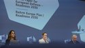 Die Leiterin der Außenpolitik der Europäischen Union, Kaja Kallas (Mitte), und der EU-Kommissar für Verteidigung und Raumfahrt, Andrius Kubilius (rechts), sprechen auf einer Medienkonferenz zum Weißbuch über die Zukunft der europäischen Verteidigung und zum REARM Europe-Plan am EU-Hauptsitz in Brüssel
