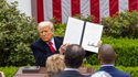 US-Präsident Donald Trump zeigt eine Durchführungsverordnung über „gegenseitige Zölle“ im Rosengarten des Weißen Hauses in Washington, D.C., Vereinigte Staaten, am 2. April 2025