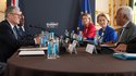 UK-EU-Gipfel. (v.l.n.r.) Premierminister Sir Keir Starmer und Außenminister David Lammy sprechen mit der Hohen Vertreterin der Europäischen Union für Außen- und Sicherheitspolitik, Kaja Kallas, der Präsidentin der Europäischen Kommission, Ursula von der Leyen, und dem Präsidenten des Europäischen Rates, Antonio Costa, während eines Treffens auf dem EU-Britannien-Gipfel im Lancaster House.