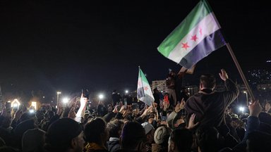Syrer versammeln sich, um gegen die Angriffe der Truppen des gestürzten Assad-Regimes auf Mitglieder der Allgemeinen Sicherheitsverwaltung in Latakia zu protestieren.